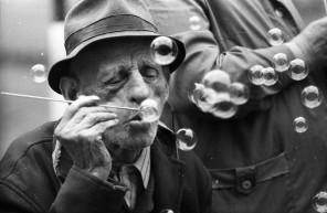 Az ember a kamera mögött