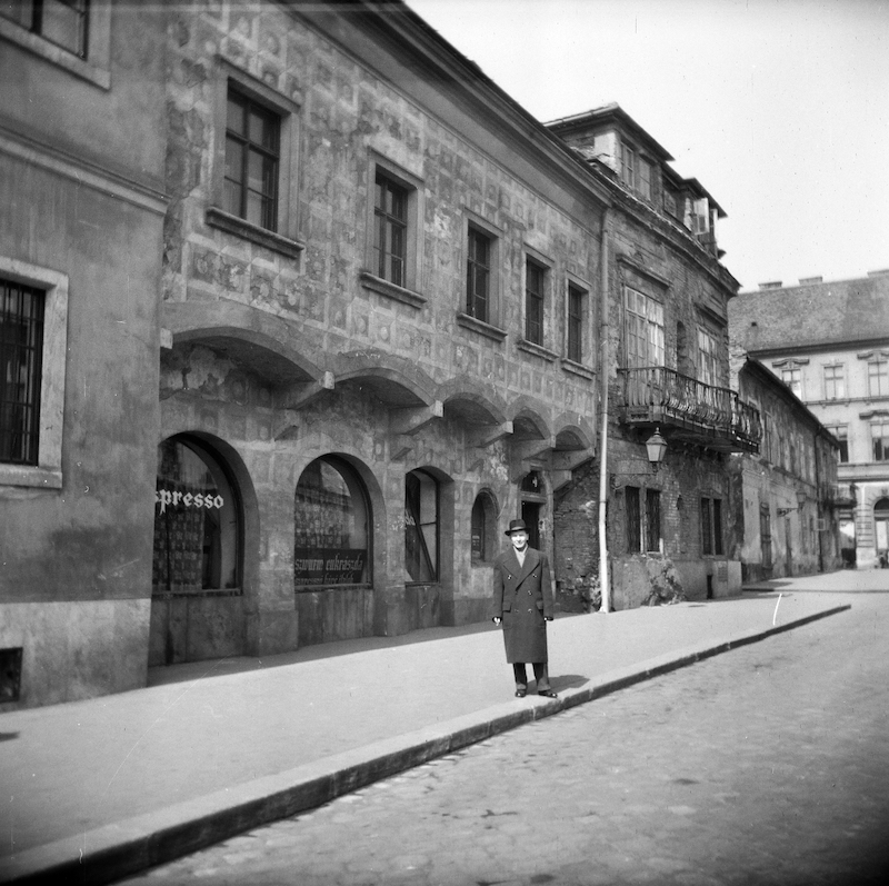 Tárnok eszpresszó 1958. (A Tárnok utca 14. alatti középkori kereskedőház épülete)