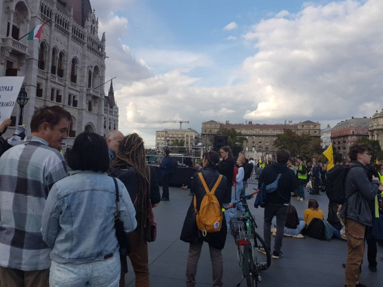 Klímasztrájk: a Parlament előtt tüntetett a Fridays for Future