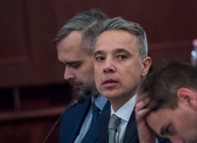 Kiültetné az emberek elé, ott beszéljen fehér poros, lopásokkal hencegő párttársáról Gajda