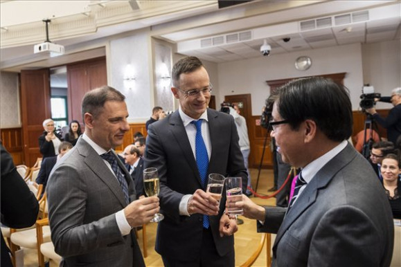 Balázs Péter: az erős védelem nem Szijjártónak szólhat