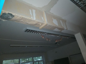 Átmenetileg bezárják a beázó, penészes gödöllői gimnáziumot