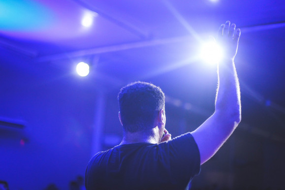 350 milliót ad a kormány idén a vallásos könnyűzenére