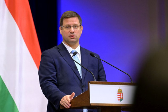 Választási mém miatt tett feljelentést Gulyás Gergely