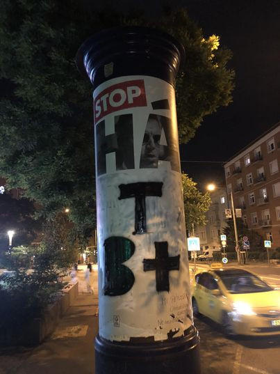 Alaposan átszabták a Fidesz háborús plakátját a Böszörményi úton