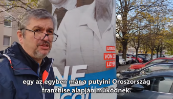 Videó: Hadházy késsel esik neki egy konzultációs plakátnak