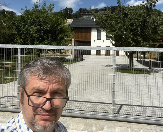 Hadházy: Gyümölcsfeldolgozónak álcázott luxusnyaralót építtetett magának a volt fideszes államtitkár