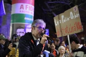 Az orosz nagykövetség elé vonultak Hadházyék