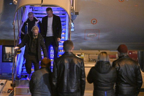 Megérkezett Budapestre Szijjártó és a két kárpátaljai hadifogoly