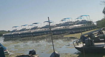 Brutális bukta, egész nyáron ott rohadnak a kormány nyaralóhajói a kiskörei kikötőben