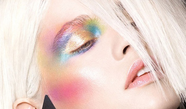 Óriási frizurák, feltűnő sminkek, szintipop