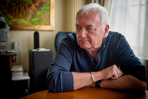 A politika ütőerén tartott kéz, fanyar humor, kocsmák és kávéházak