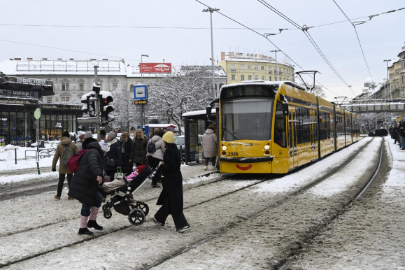 Mínusz 10 fok alatt ne vigyék ki a kisgyermekeket - figyelmeztet az NNGYK