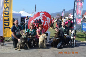 „Hat láb, két szív, egy büszkeség”