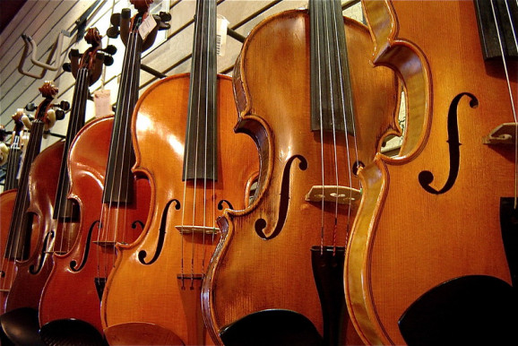 29 Ukrajnába juttatott hegedű és egy széf