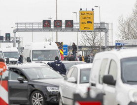 A menekültek szervezett zöldhatárhoz szállításától tart Burgenland tartományi vezetője