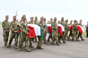 Hazahozták a helikopter-balesetben elhunyt katonák koporsóit