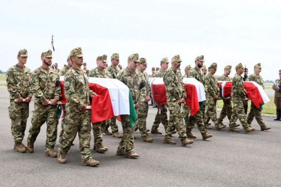 Hazahozták a helikopter-balesetben elhunyt katonák koporsóit