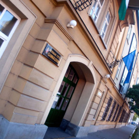 A Herman Ottó gimnázium tanárai tiltakoznak: feketeruhás élőlánccal veszik körbe az iskola épületét