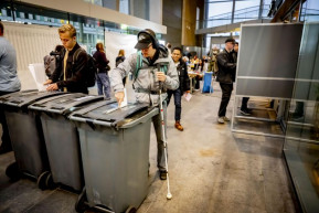 Nyertek a centrista erők Hollandiában, de jobbra tolódnak 