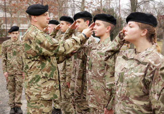 Nem vizsgálja a HM Kitörés napján honvéd egyenruhában parádézó fiatalokat