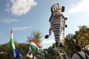 Kilóg a zebraláb – Józsa Márta jegyzete