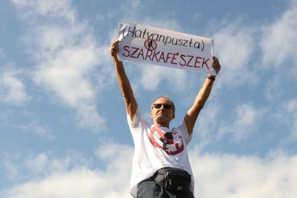 Hadházy: Hatvanpuszta a hatalmi korrupció, luxus, hazugság és az elfogott állam jelképe is