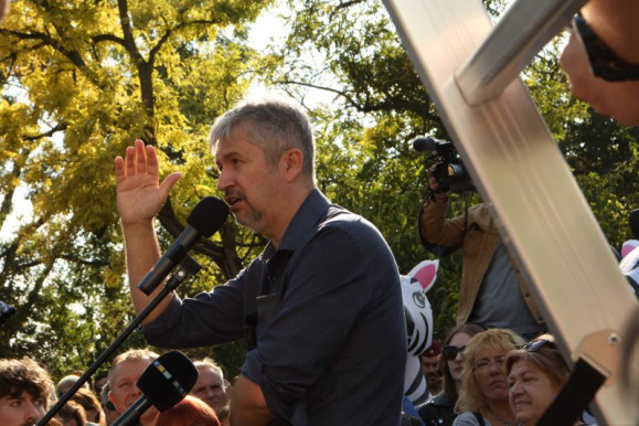 Potentátokat is érintő kábítószeres ügyre bukkant Hadházy