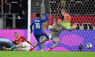 Egy fideszes képviselő szerint Trianonért is térdeltek az angolok