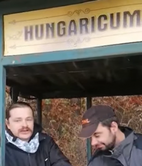 Hungarikummá avatott egy förtelmes buszmegállót a Kutyapárt Vasban  