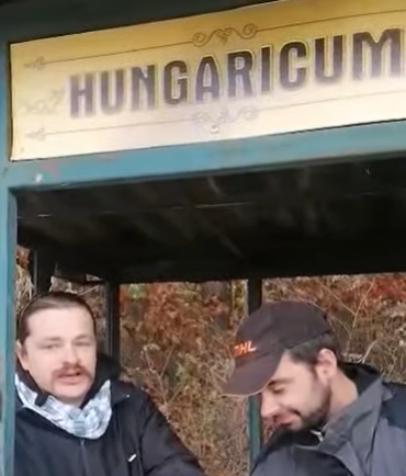 Hungarikummá avatott egy förtelmes buszmegállót a Kutyapárt Vasban  