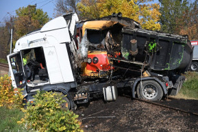 Személyvonat teherautóval ütközött, 19 ember sérült meg