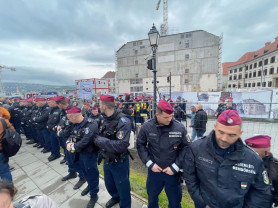 Könnygázt vetettek be a rendőrök a Karmelitánál