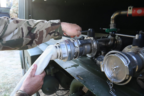 Vannak falvak, ahol ihatatlan a csapvíz, van, ahol fürdéshez sem javasolják