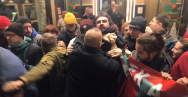 Jámborék blokád alá vettek egy kaszinót, majd biztonsági őr lökdöste a képviselőt