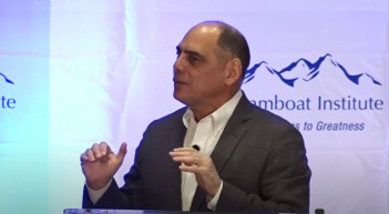 A trumpista Heritage Foundation munkatársa: A független sajtó fontos a demokrácia szempontjából, ezért is kell átláthatónak lennie