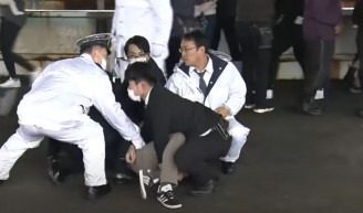 Nyilvános rendezvényen dobtak füstbombát a japán miniszterelnökre