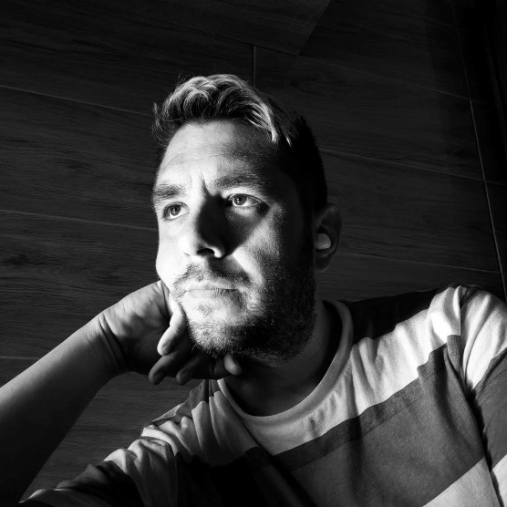 A Madách Színházban kapott állást Jocó bácsi, a történelemtanár