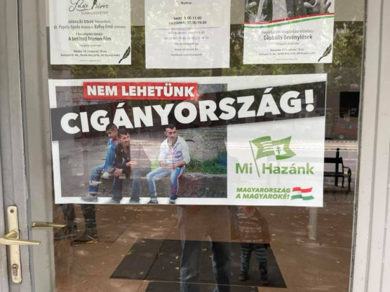 Elvette a józsefvárosi önkormányzat a Mi Hazánk irodáját a cigányellenes plakát miatt