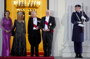 Millió rózsaszál, államok, az üzleti élet és a pop királynői