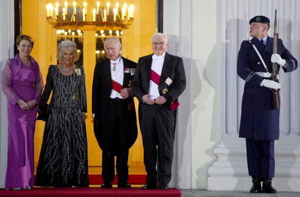 Millió rózsaszál, államok, az üzleti élet és a pop királynői