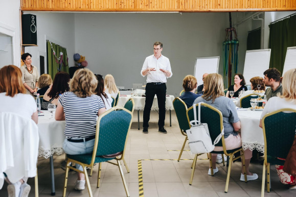 Karácsony: Ha kell, lemegyek Felcsútra vagy felmegyek a Karmelitába