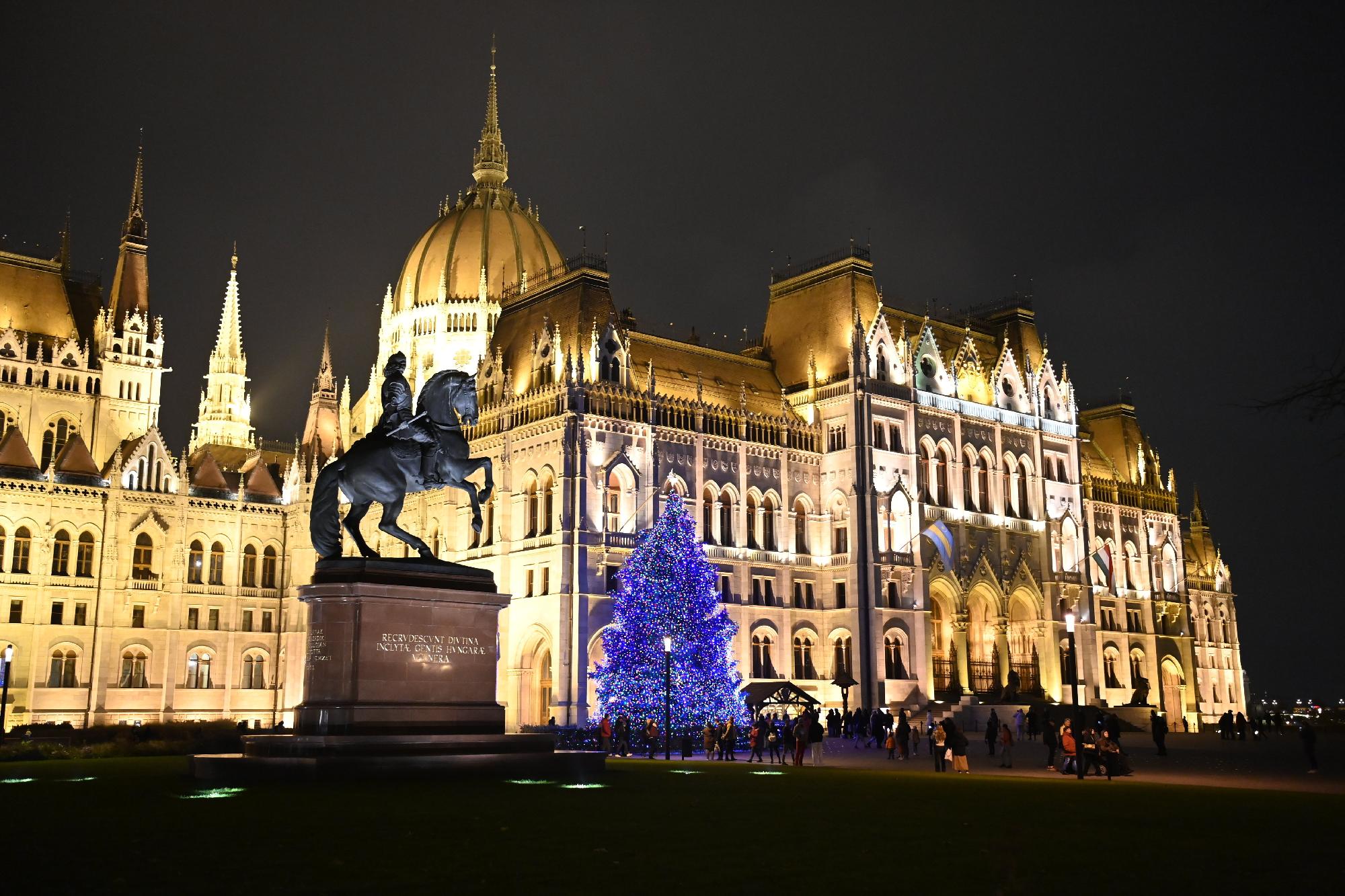 Az ország karácsonyfája díszkivilágításban az Országház