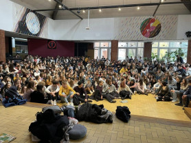 Sávlezárással, ülősztrájkkal tüntettek diákok