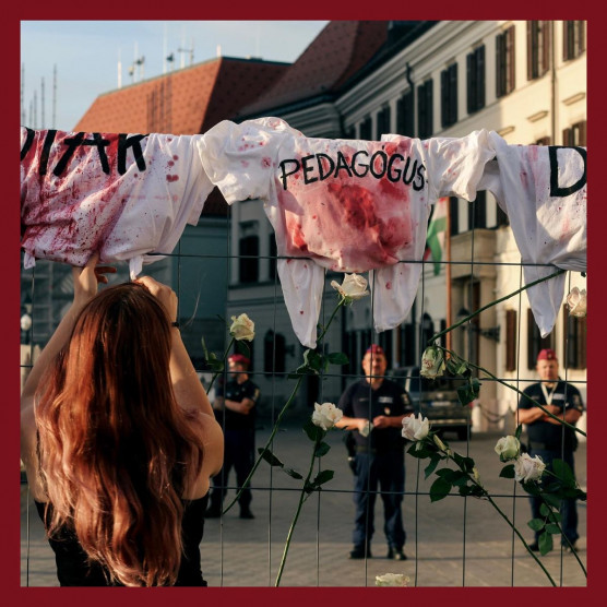 Véres ruhákkal, fehér rózsával gyászolták a közoktatást tanárok és diákok