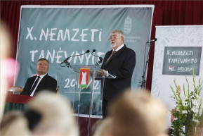 Nemzeti(es) tanévnyitó, szakszervezet nélkül