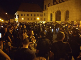 Farkasszemet néztek a katatörvény ellen tüntetők a rendőrökkel a Karmelitánál 