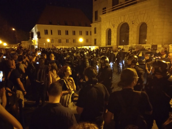 Farkasszemet néztek a katatörvény ellen tüntetők a rendőrökkel a Karmelitánál 