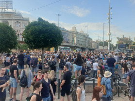 Leléptek a járdáról egy kata-tüntetésen, 75-85 ezres bírságot kaptak