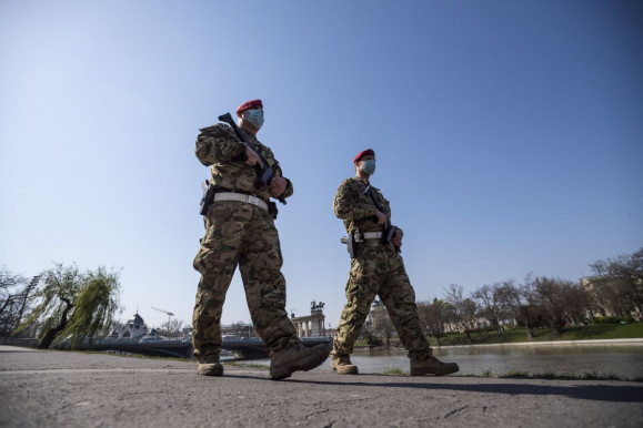 Állig felfegyverzett katonák az utcákon: „Ezt túltolták”